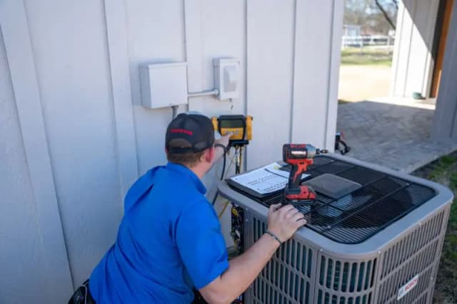 Air conditioning outdoor unit with technician